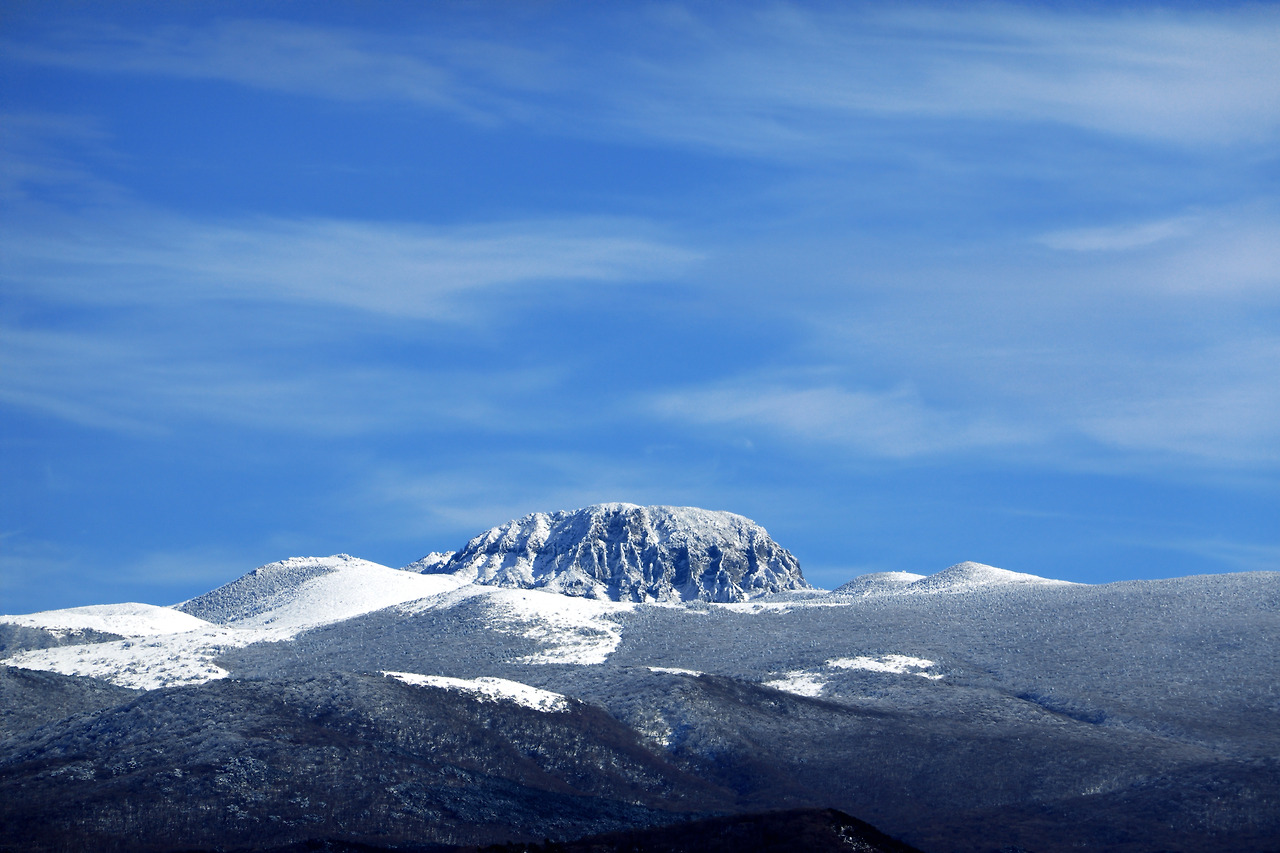 짙고 주름진 남벽 분화구.jpg