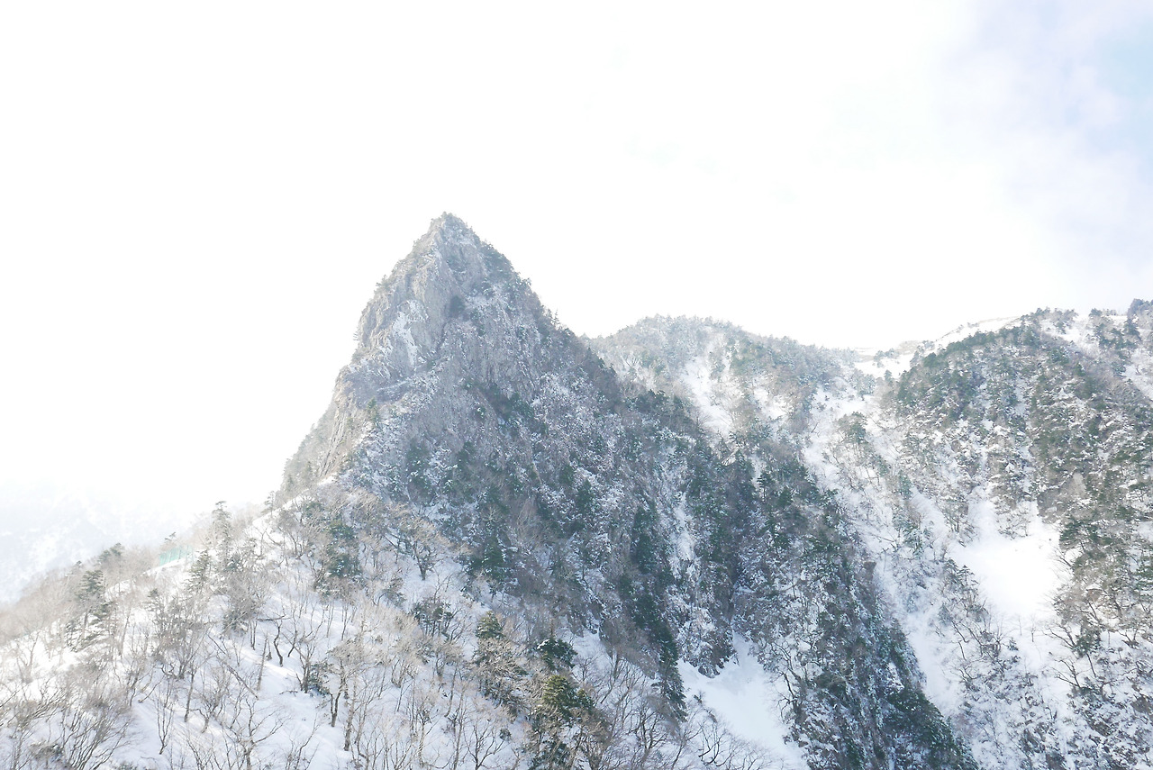 눈과 구름속 삼각봉.jpg