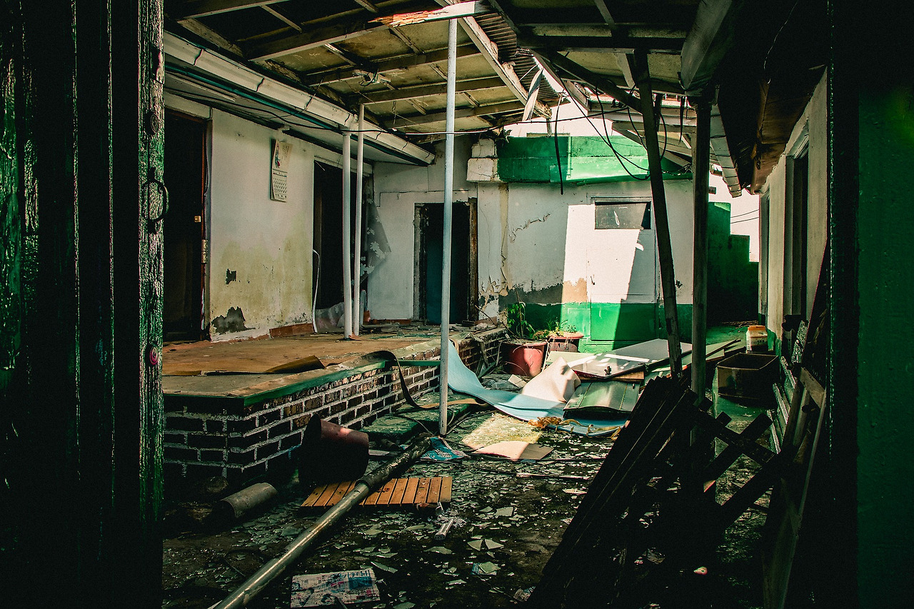 abandoned-g9df8de954_1920.jpg