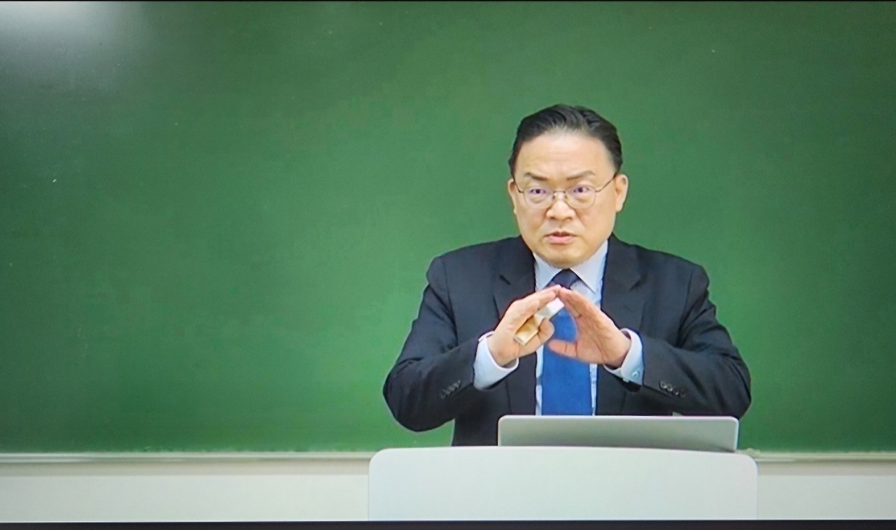 심재훈 사진 녹색 배경.jpg