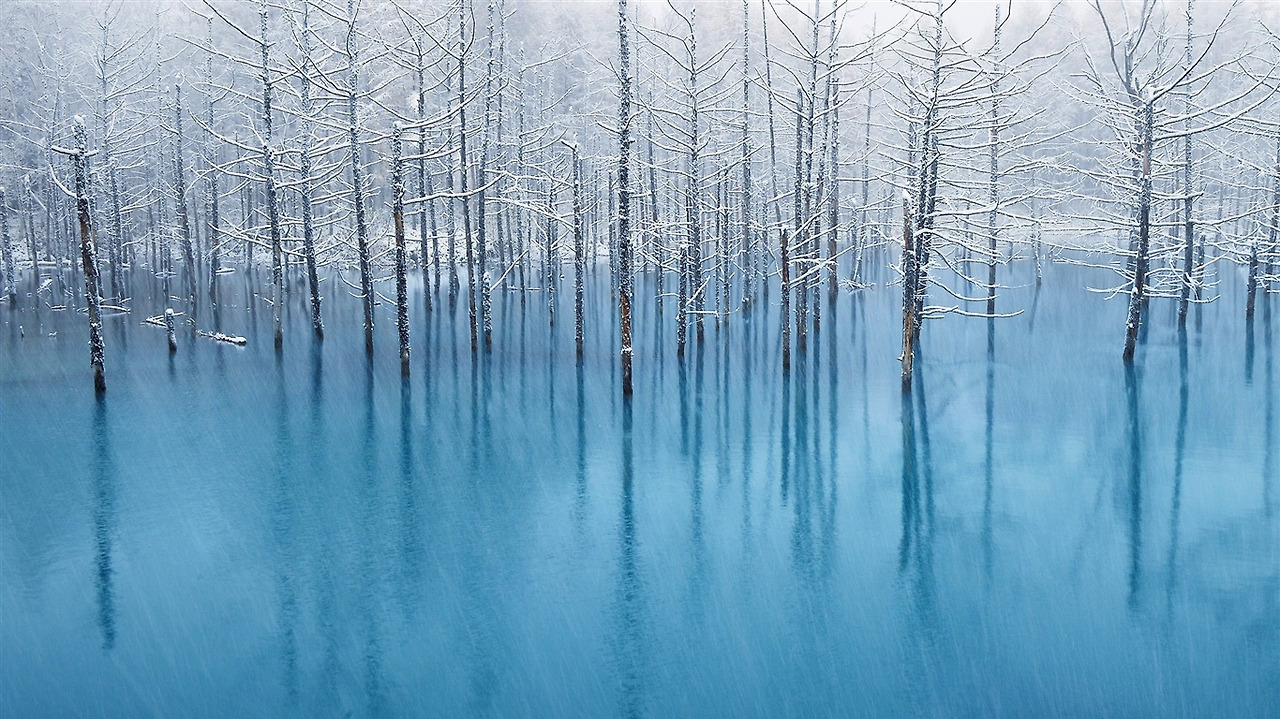 Lake_snow_blue_pond-Mac_OS_Wallpaper_1366x768.jpg