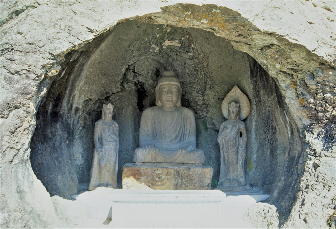 encykorea-군위 아미타여래삼존 석굴.jpg