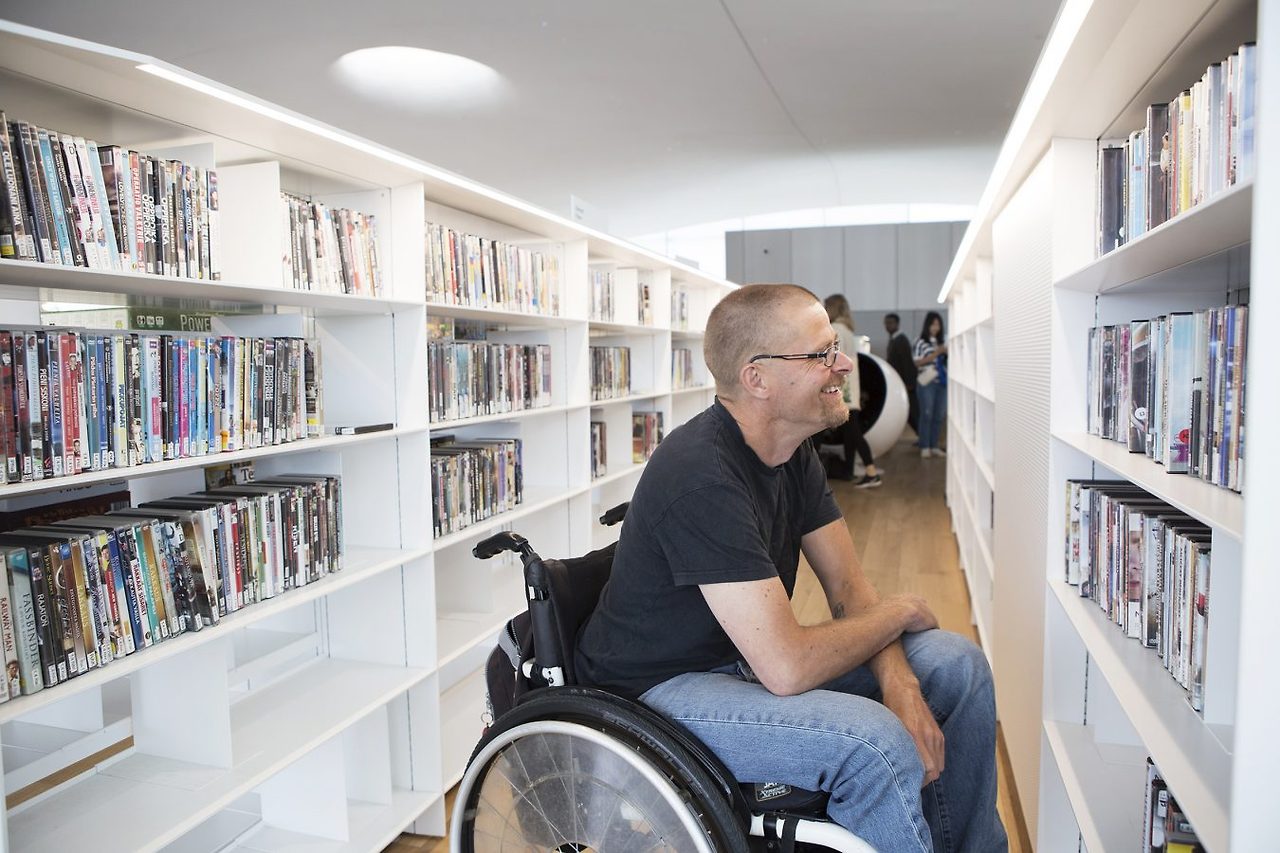 Oodi_Helsinki_Central_Library_with_wheelchair_by_dvdshelf_2019_photo_Jonna_Pennanen_01-1350x900.jpg