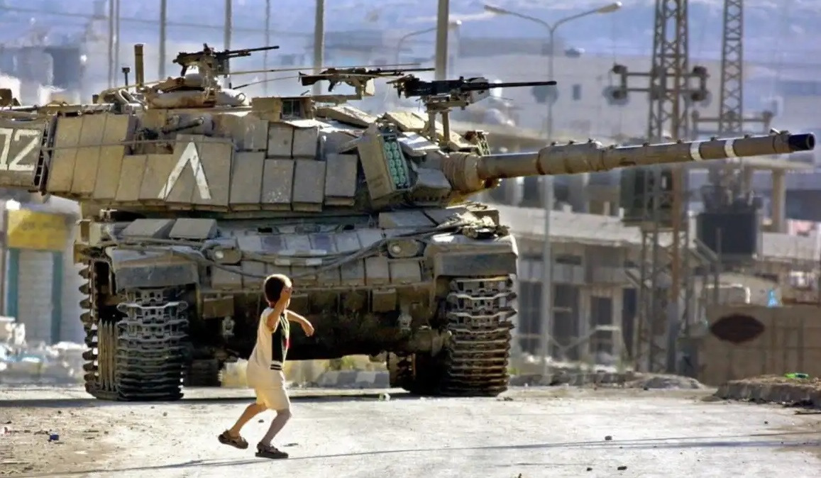 1 이스라엘 탱크에 돌을 던지는 팔레스타인 소년 (2000년 가자지구).jpg