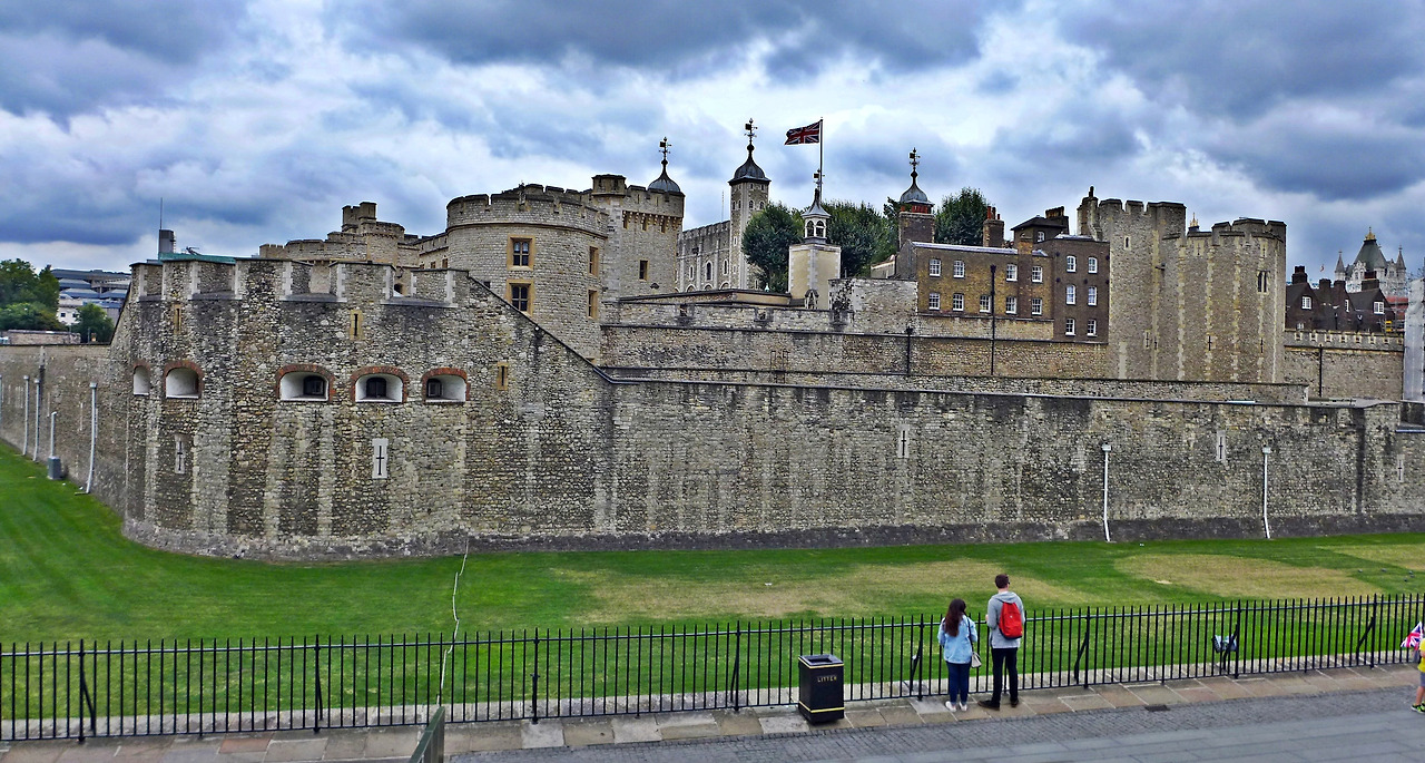 1. 런던의 템즈 강변에 위치한 런던타워. 앤 볼린과 제인 그레이 등 수많은 왕실 여인 등이 처형된 곳.jpg