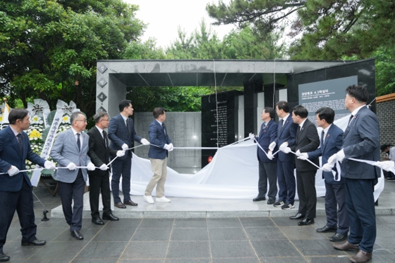 제주일보 2023년 5월 29일 정방폭포 4.3 희생자 추모 공간 제막식 기사.jpg
