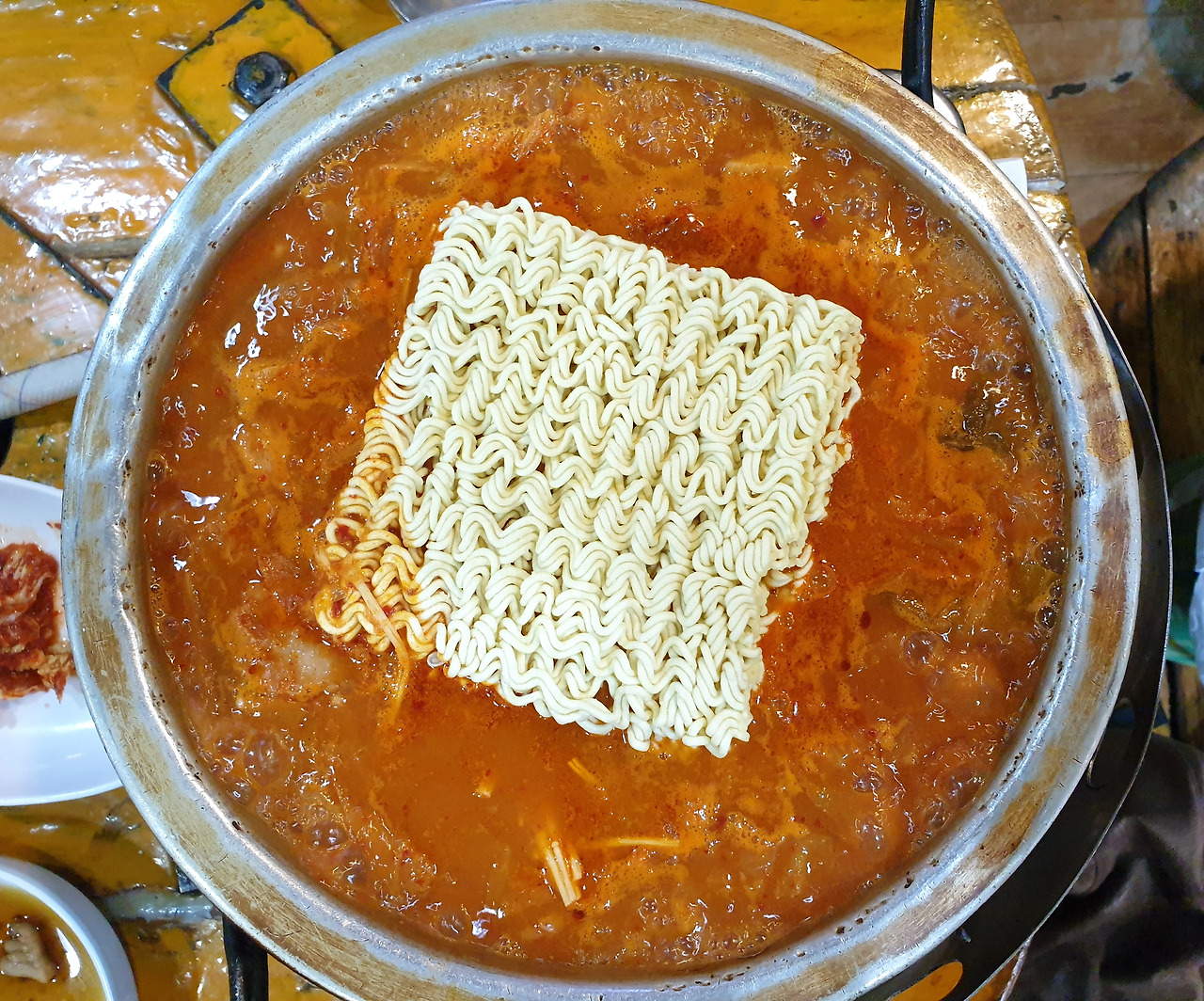 김치는 라면사리와도 잘어울린다 서울고기집.jpg