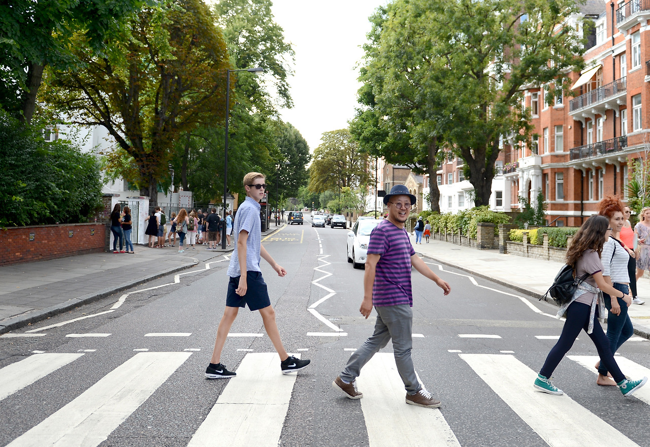 애비로드를 걷던 그날. 많은 경적을 참고 견뎌야만했다.jpg
