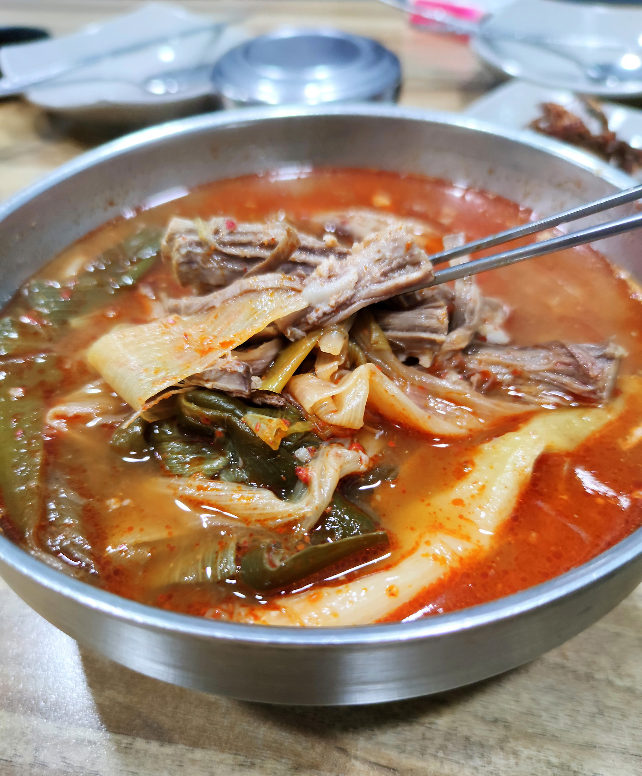 고기를 한가득 올리는 부민옥 육개장.jpg
