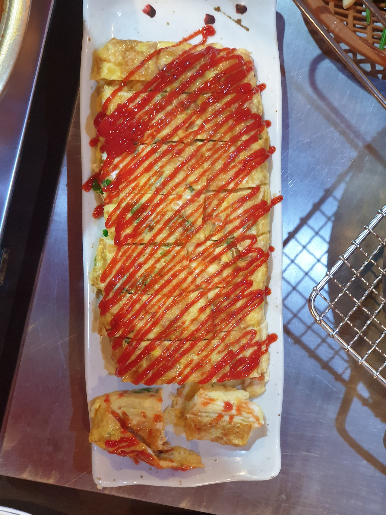 계란은 영양학적으로 토마토와 어울린다. 케첩을 뿌리는 것이 맞다.jpg