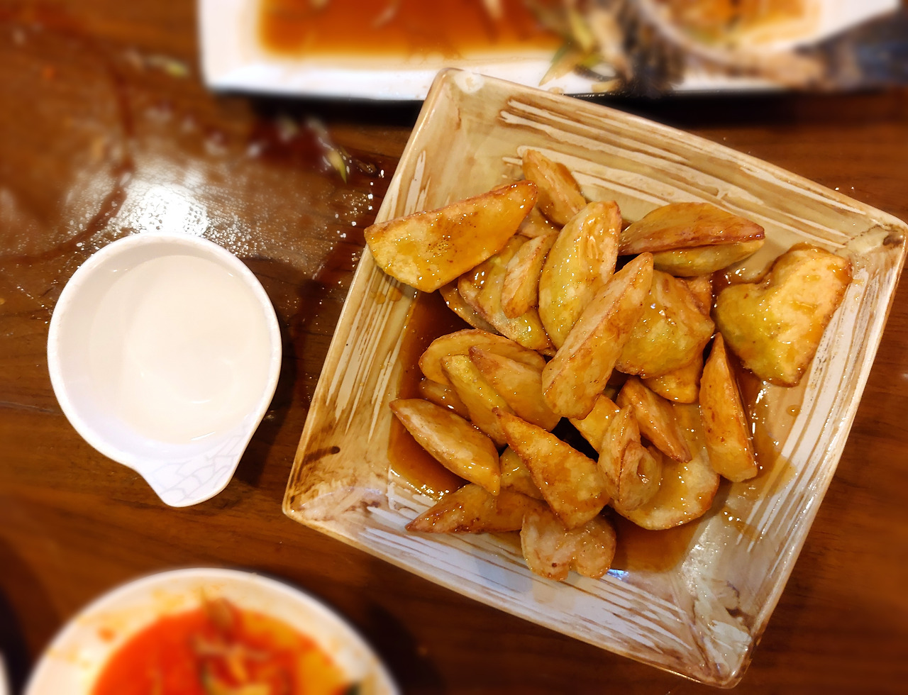 상해소흘 빠스감자 차가운 물에 살짝 담가 바삭한 맛을 강조한다.jpg