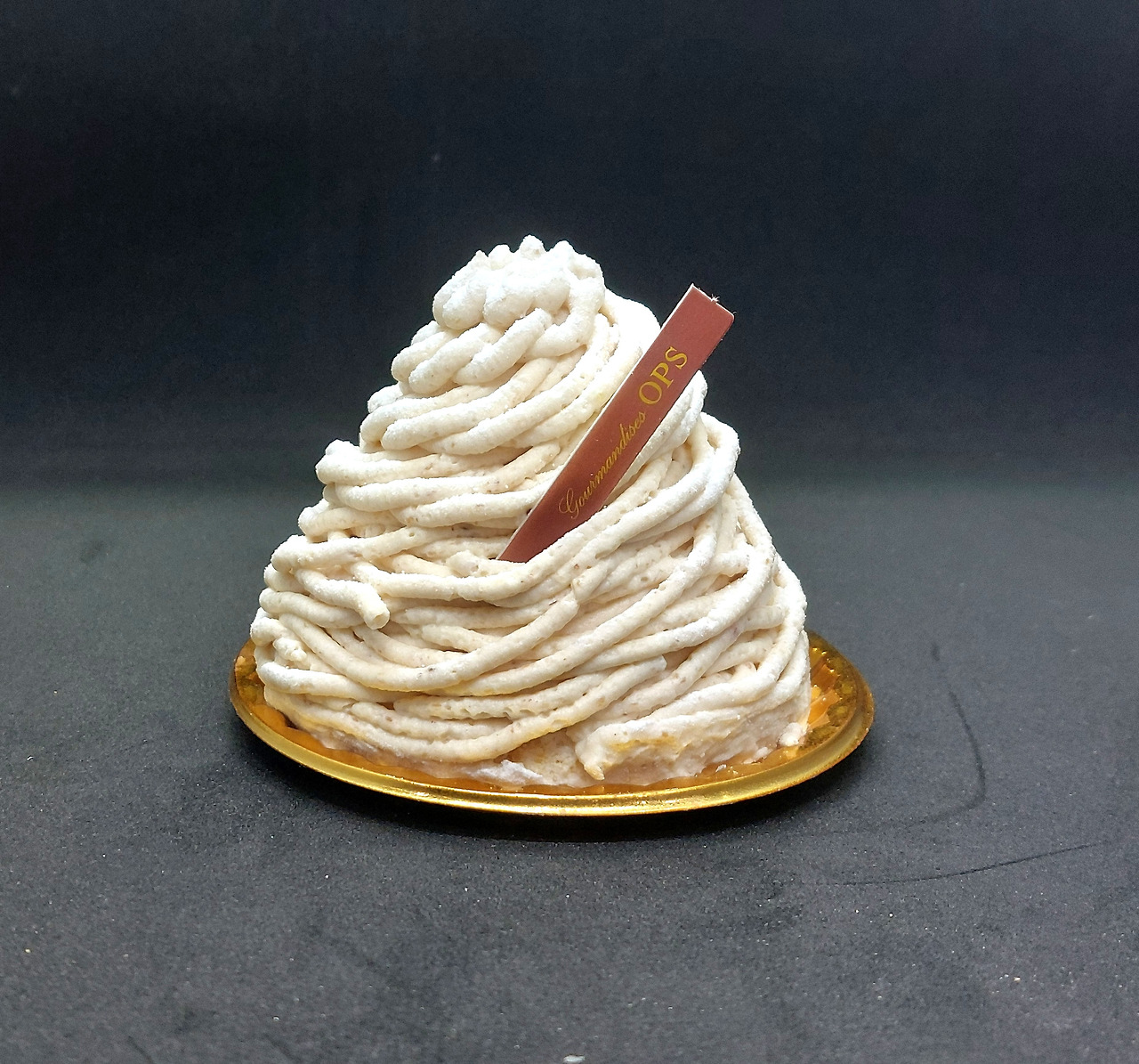 옵스 몽블랑 커피와 함께 즐기면 밤크림 향이 기분좋게 만들어준다.jpg