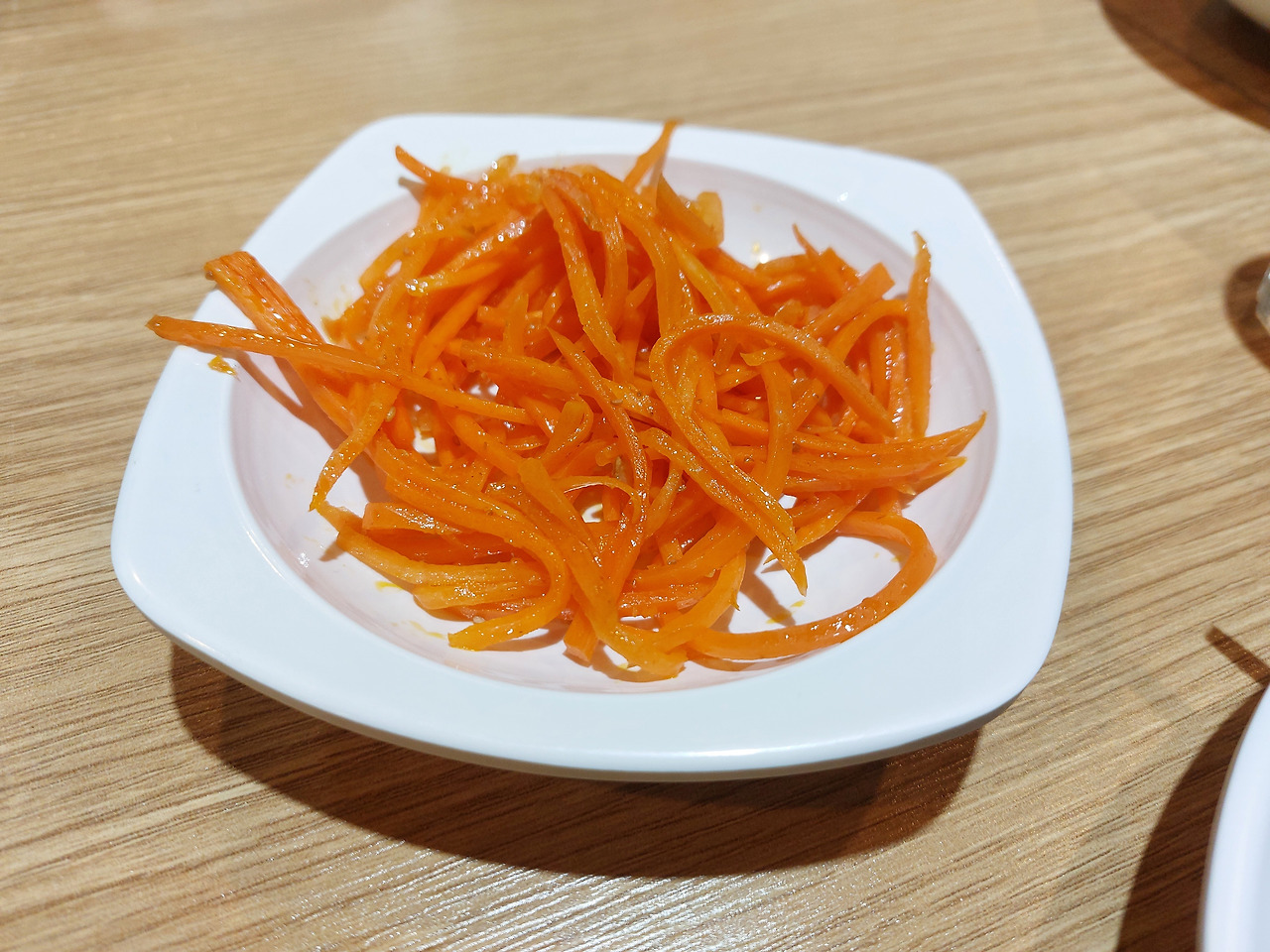 러시아 고려인들이 식초에 절여 담가먹는 당근김치.jpg