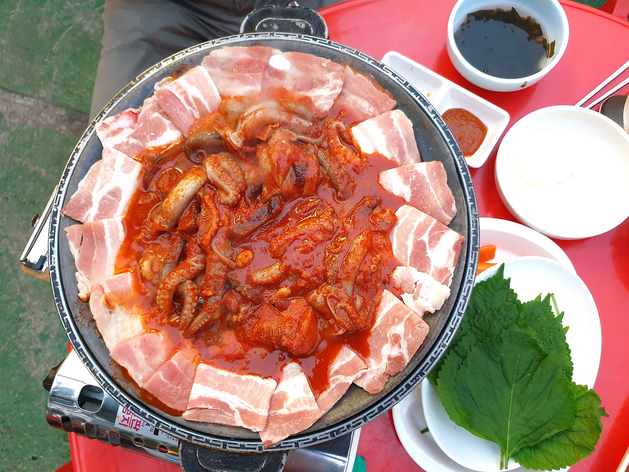 삼겹살은 궁합이 좋아 매콤한 주꾸미삼겹살로도 많이 즐긴다.jpg