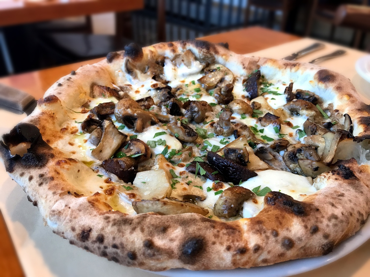 옥수동 화덕피자 풍기 피자.jpg