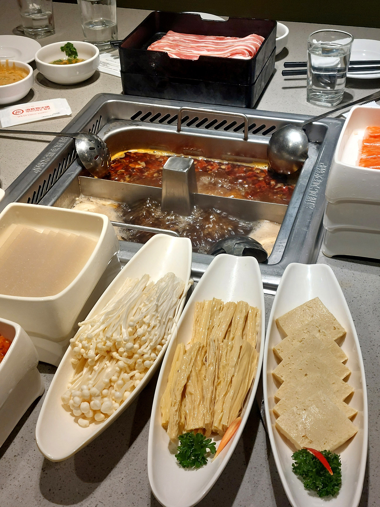 동두부(오른쪽 아래)는 훠궈에 빠질 수 없는 재료다. 하이디라오.jpg