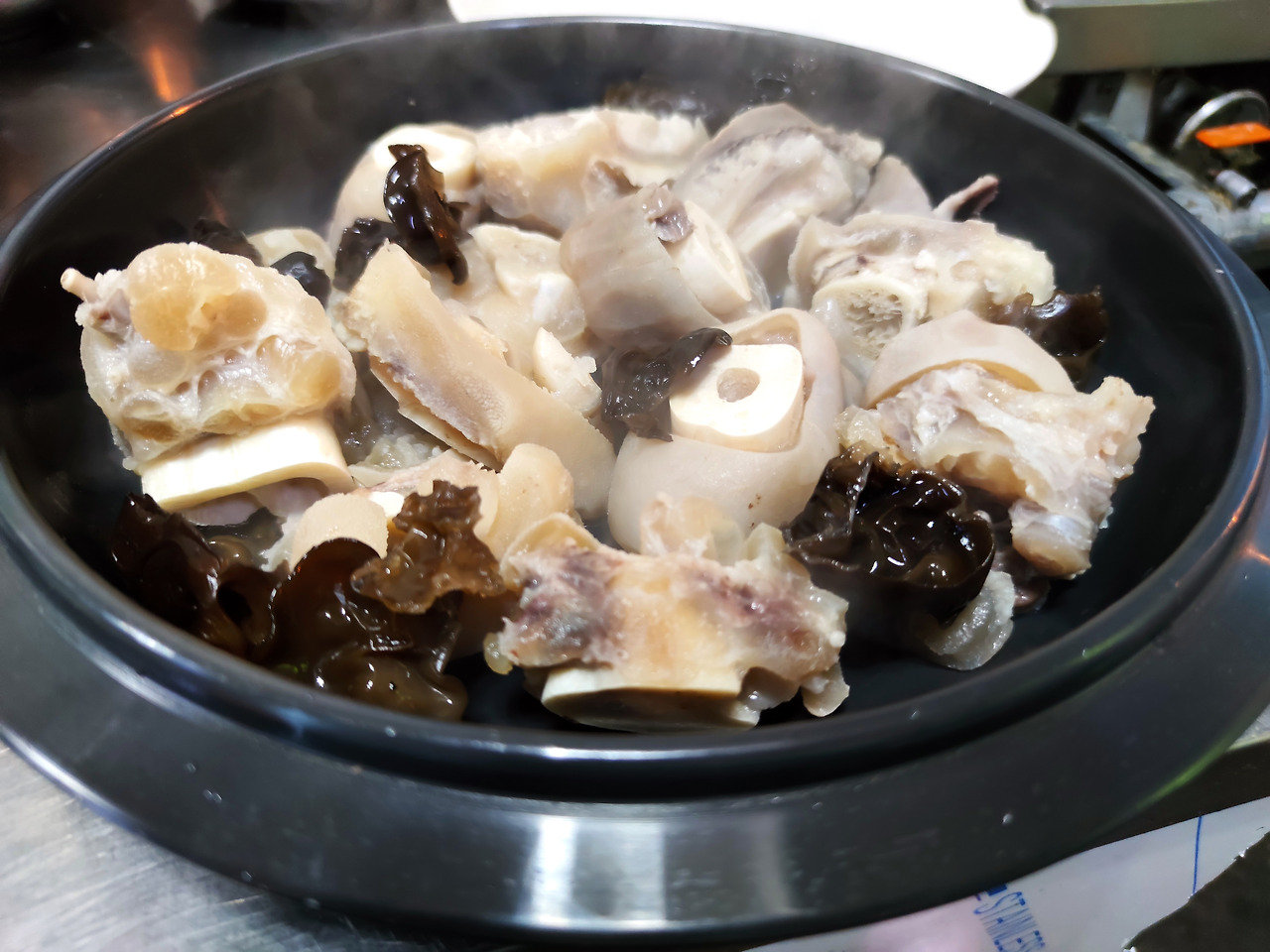 용산 와와소머리탕 우족.jpg