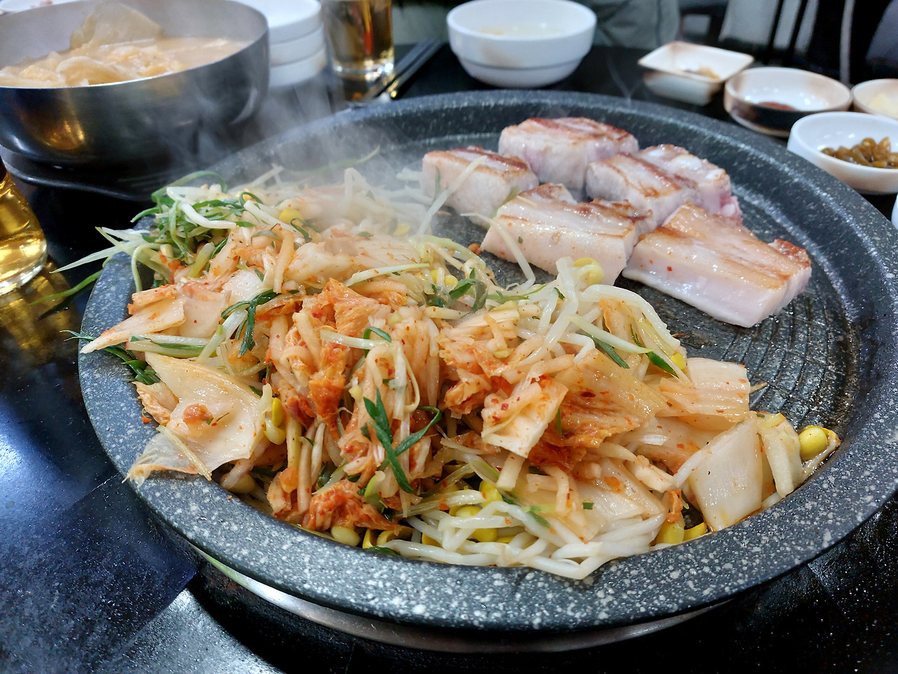 천이오겹살 오겹살 기름으로 굽는 채소.jpg