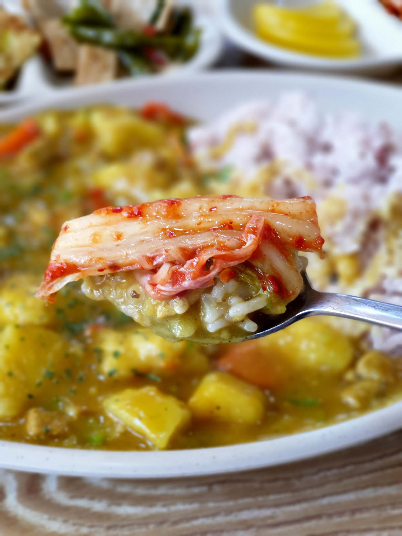 카레와 김치. 모두 향신료 음식이다.jpg