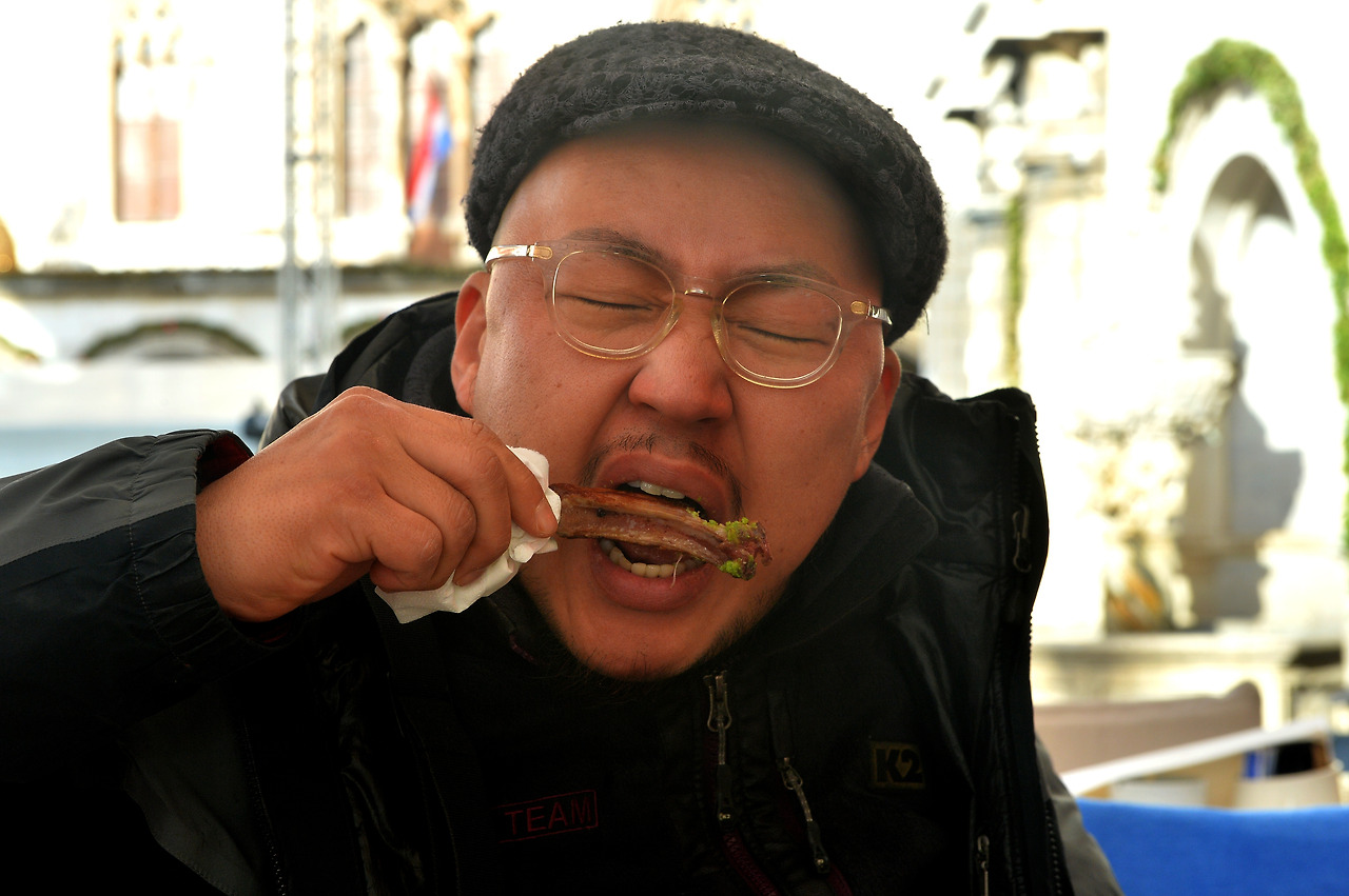 뼈다귀 잡고 뜯기.jpg