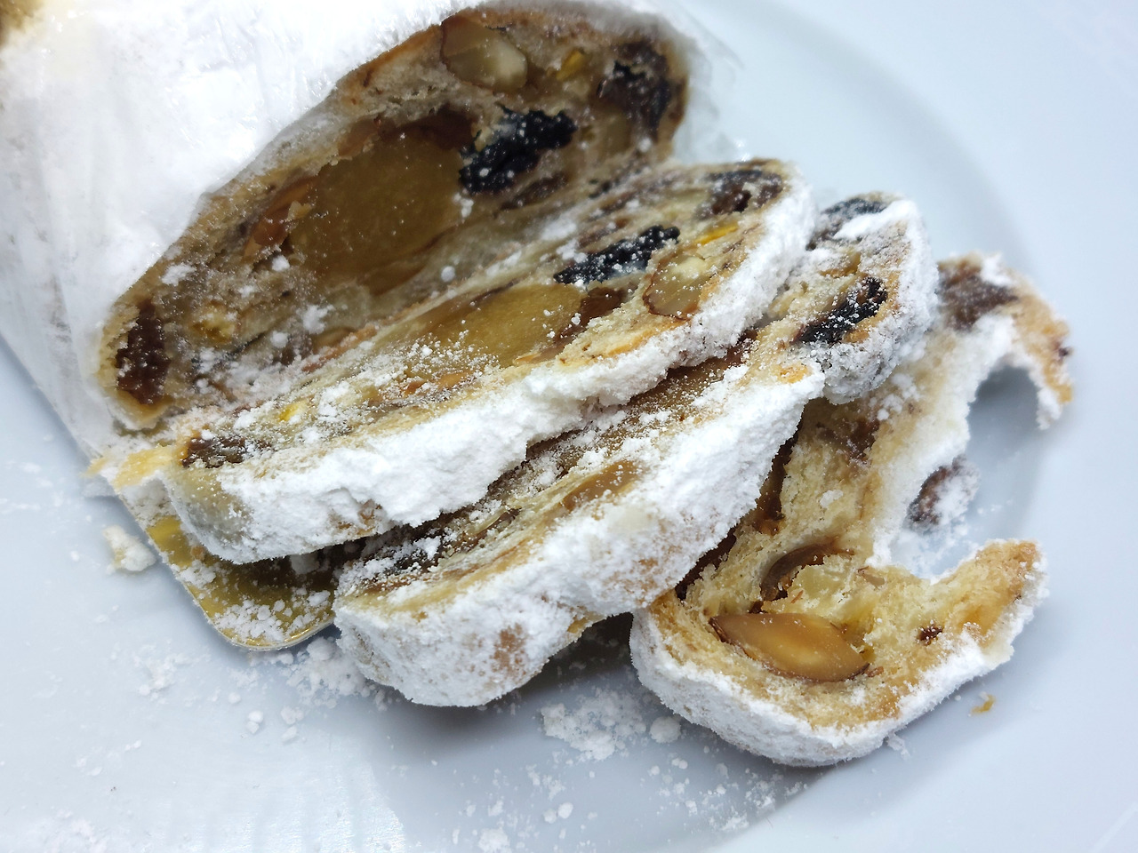 옵스 슈톨렌 독일 크리스마스용 빵이다.jpg