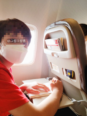 제주도가는 비행기에서 숙제하기.jpg