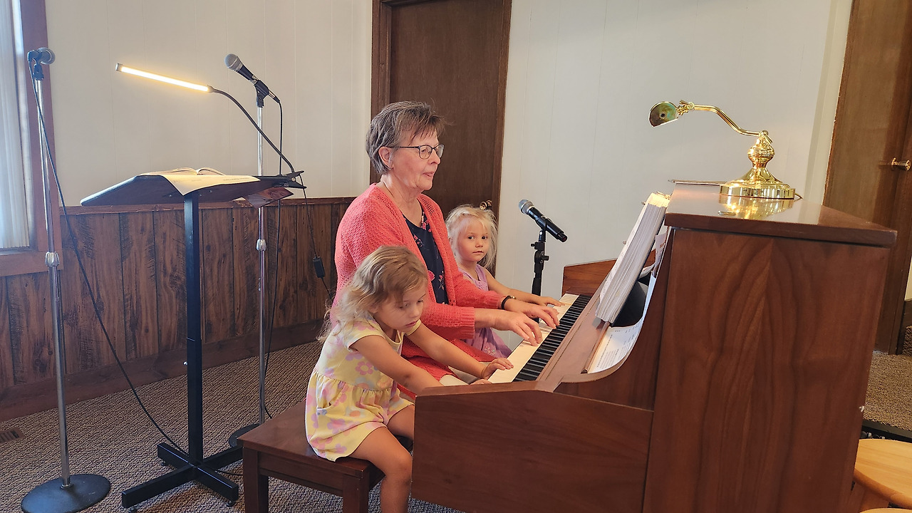 치아노 치는 폴린과 소녀들 .jpg