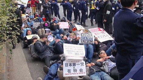 누워있는 시민.jpg