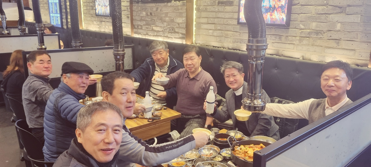 화합의 장에서 우애를 나누는 형제님들-2.jpg