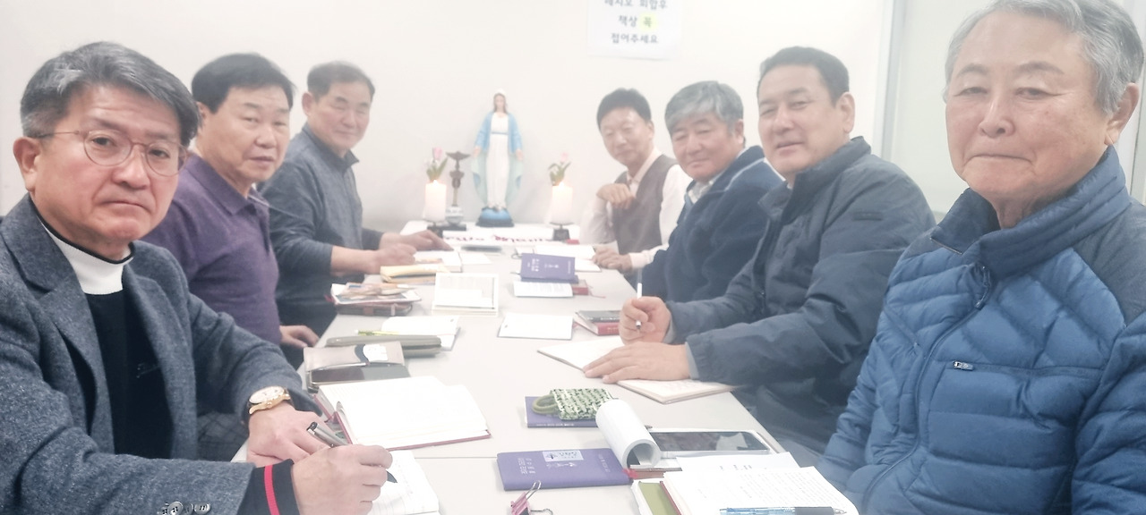 주 회합 중인 좋은 형제님들.jpg