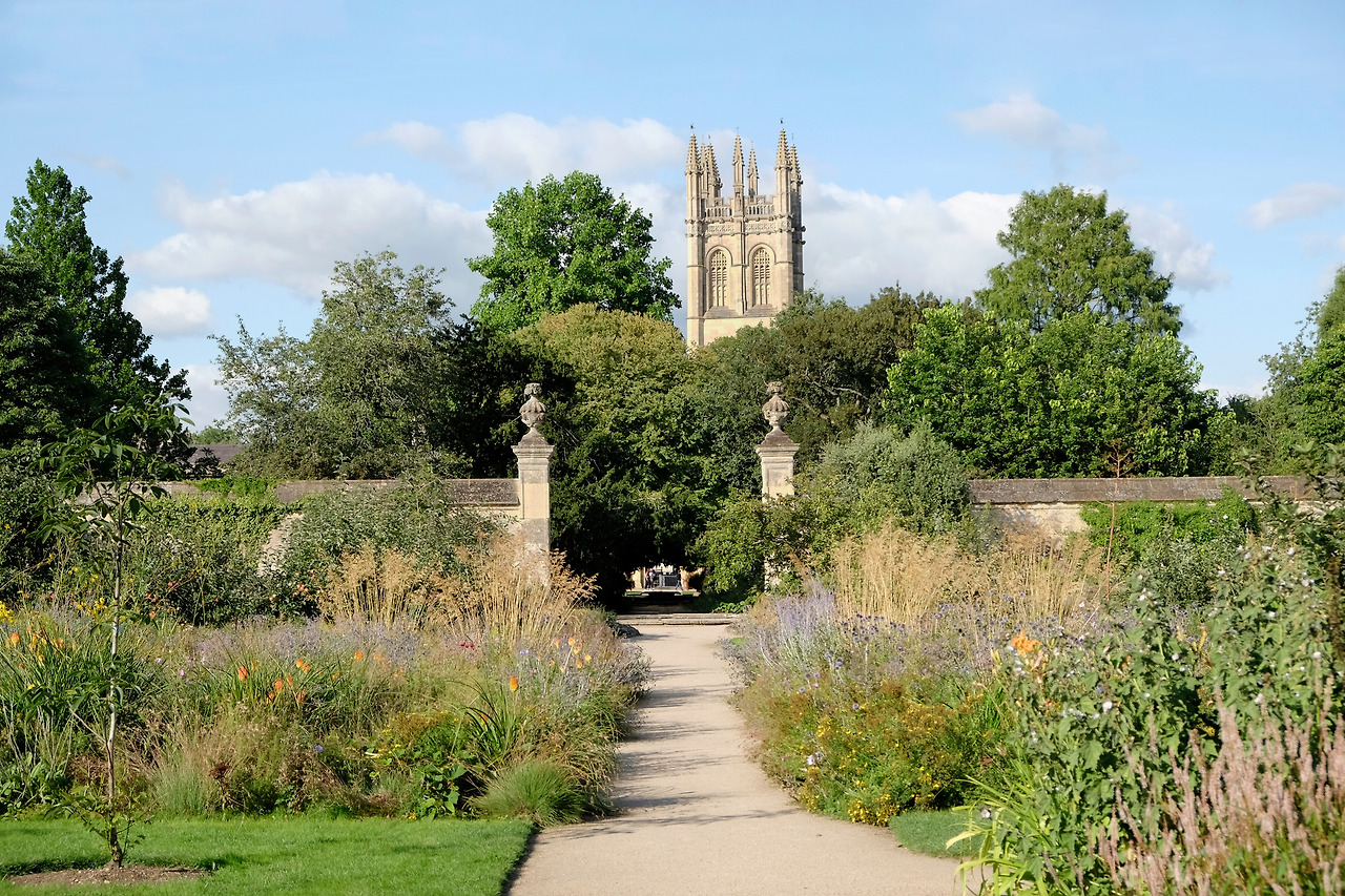 Oxford_Botanic_Garden,_Magdalen_Tower.jpg
