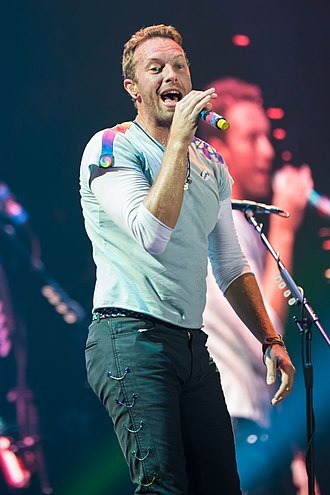 330px-Chris_Martin_2017_in_Hamburg.jpg