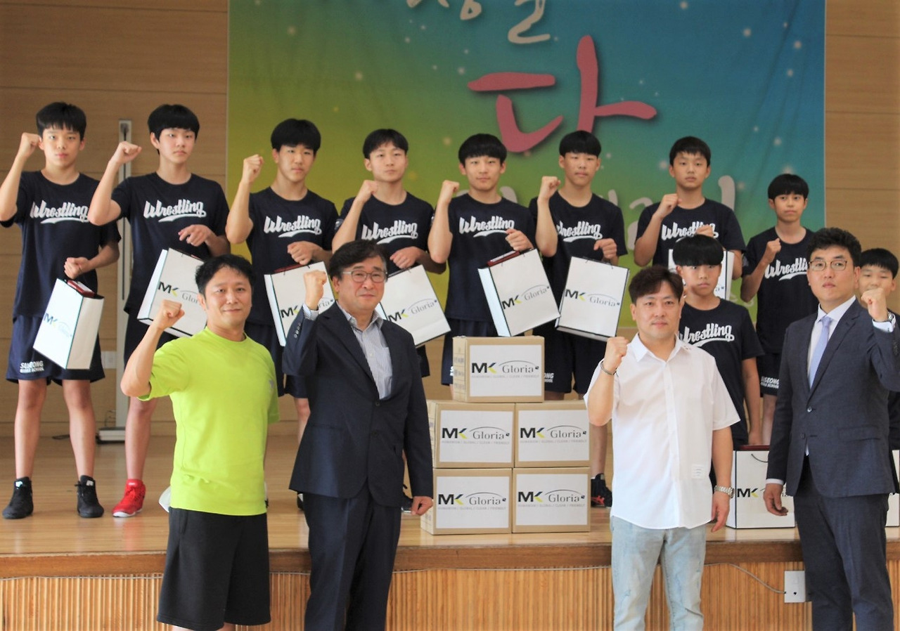 김창희 전무, 수성중학교 레슬링부 선수단, 장민기 회장.jpg