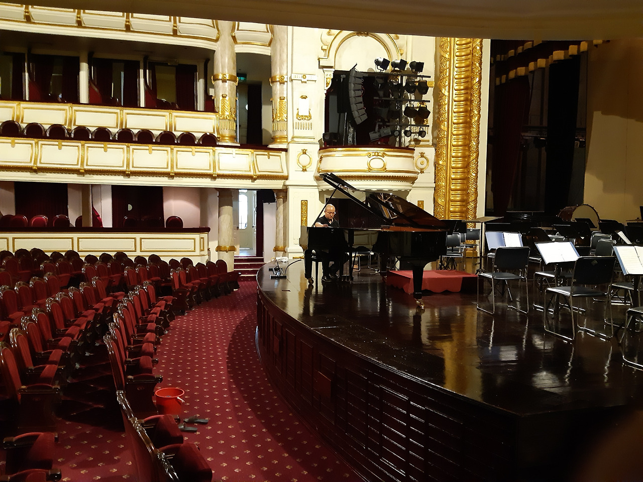 2018년 하노이 오페라하우스 공연 초청 조율.jpg