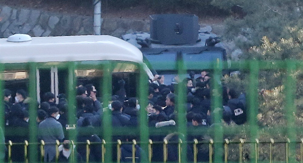 0107_체포영장 집행.jpg