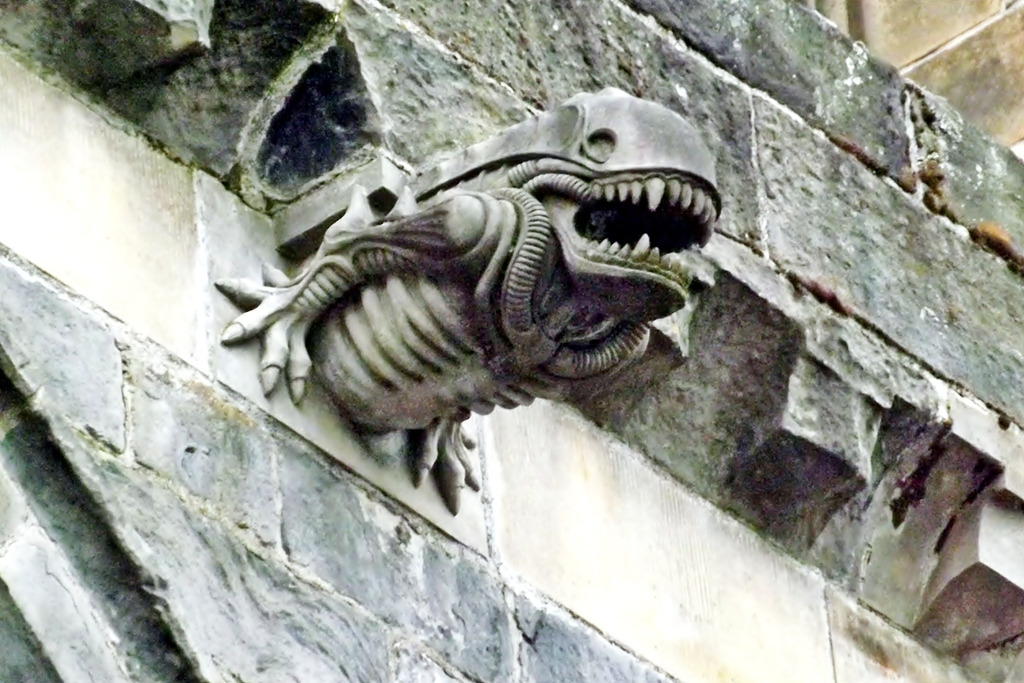 Paisley_Abbey__Xenomorph__Gargoyle_(10317339143).jpg