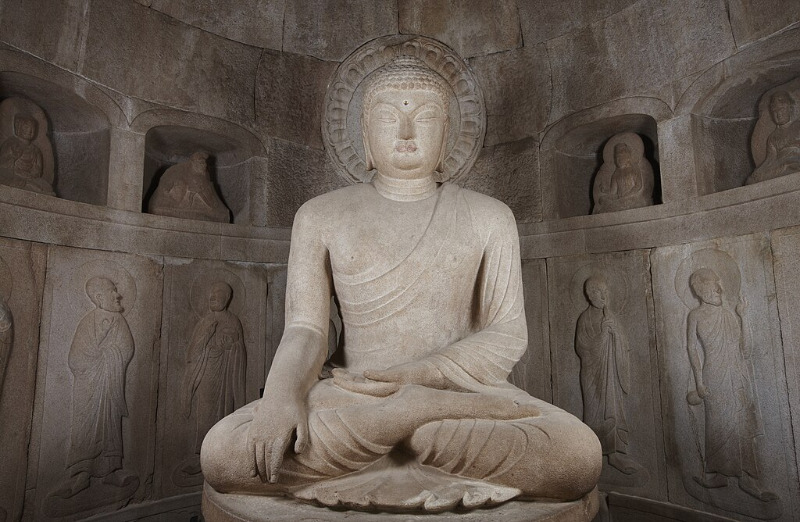 Front_view_of_Buddha_at_Seokguram.jpg