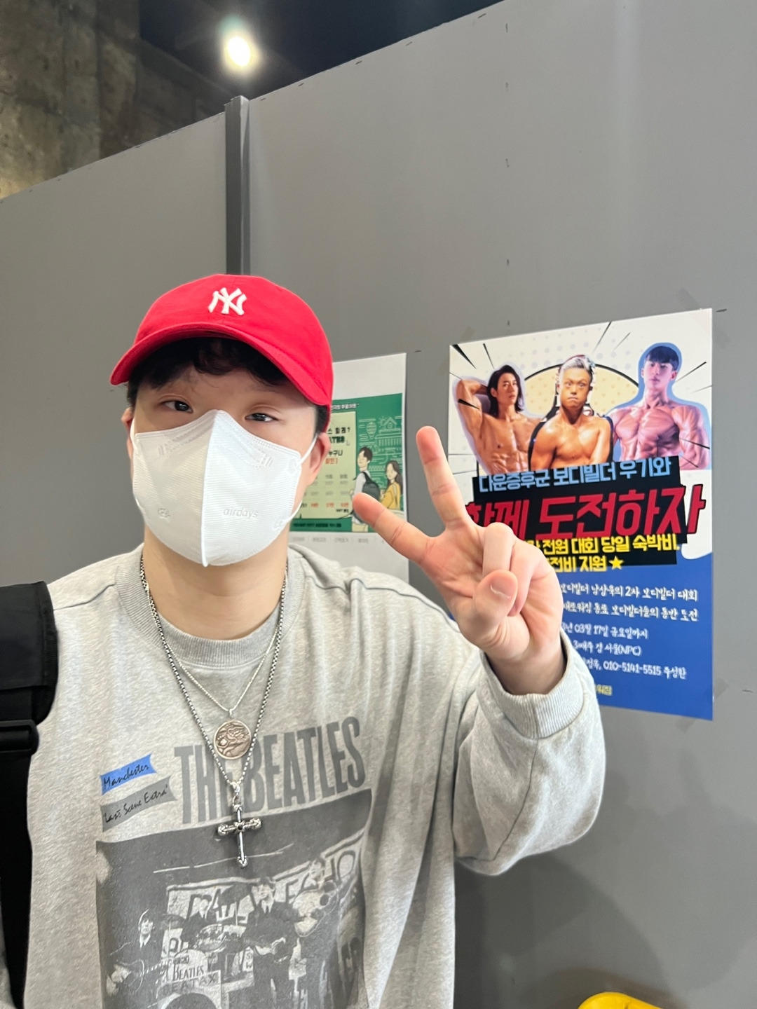 포스터와 함께.jpg