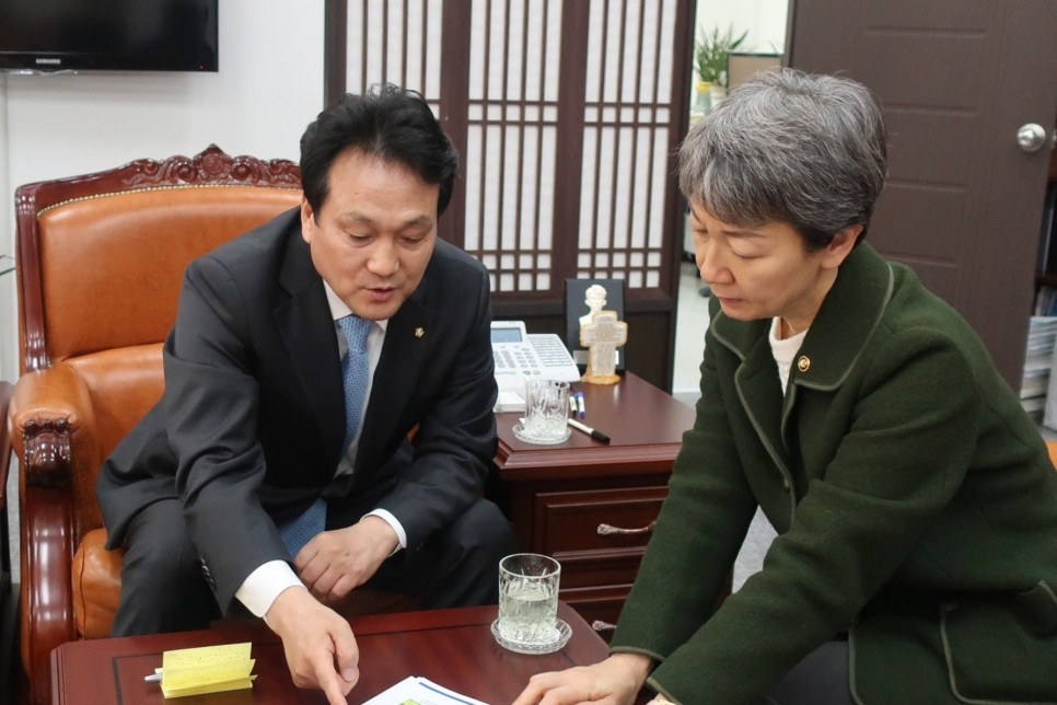 정재숙 문화채정장과 면담.jpg