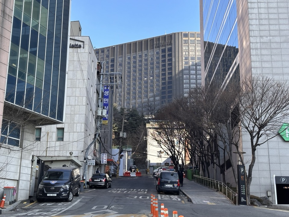 남대문경찰서쪽에서 바라보는 힐튼호텔과 쪽방촌.jpg