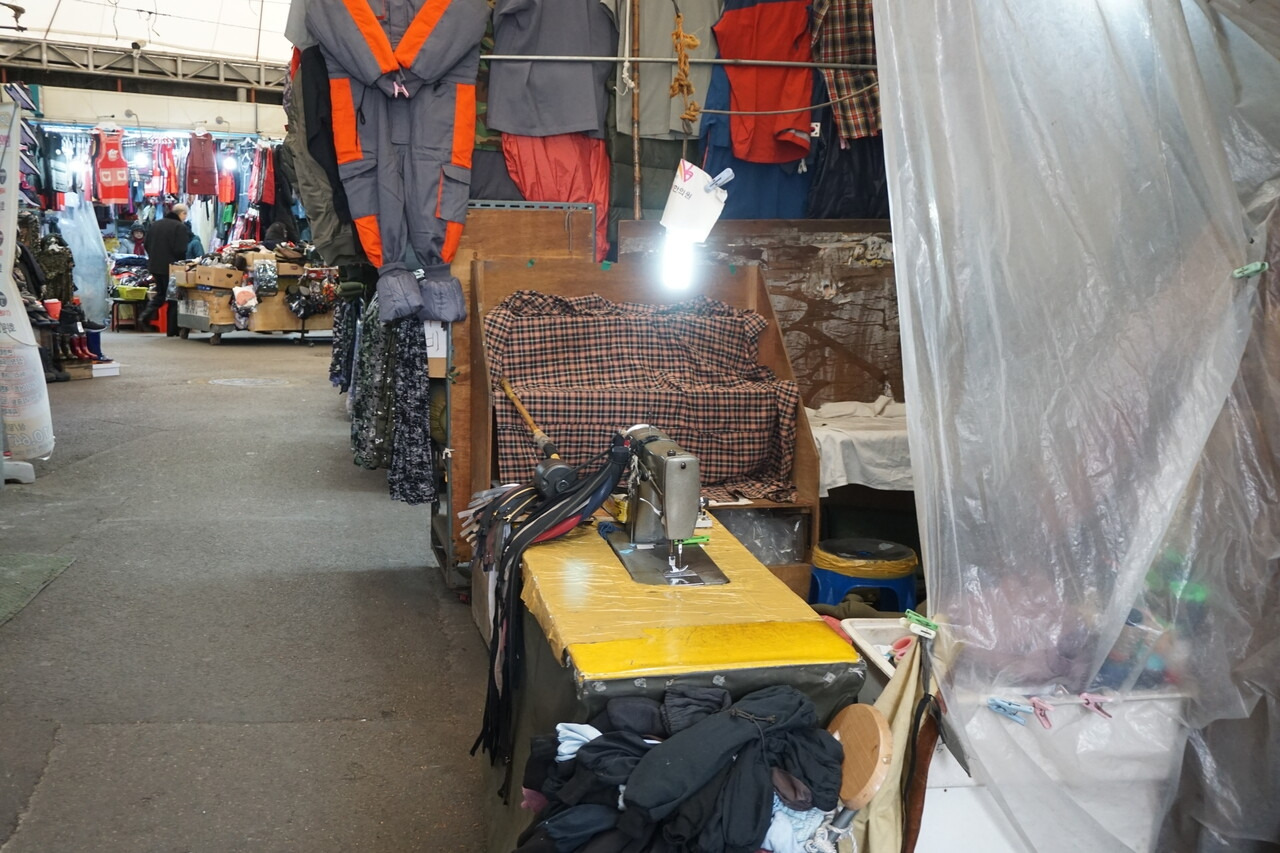 영등포시장의 재봉틀. ©서울수집.jpg