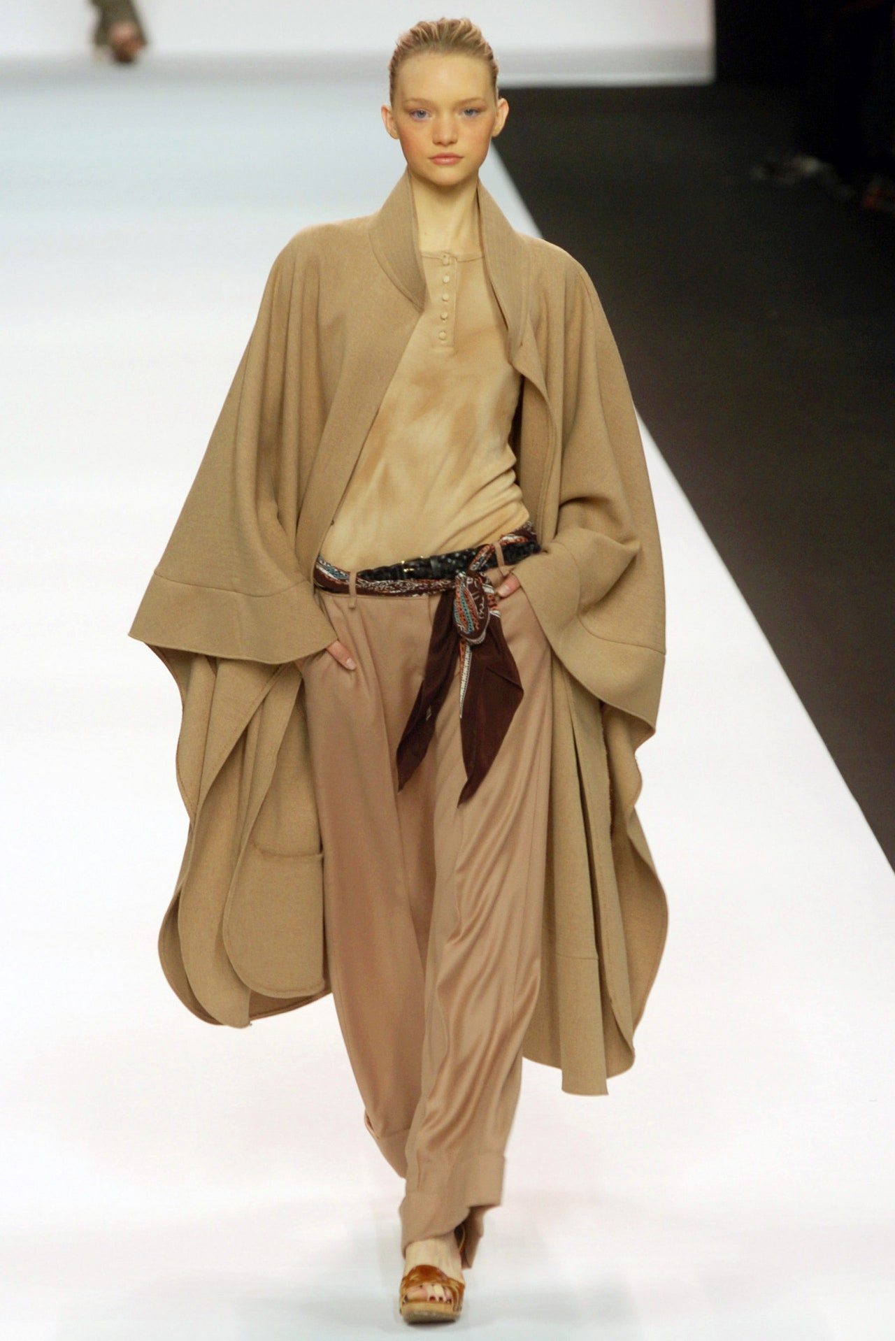 00010h-chloe-fall-2004-ready-to-wear-gemma-ward.jpg
