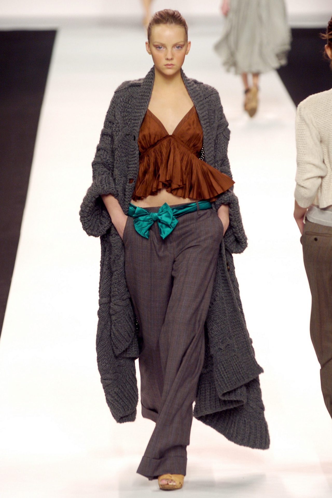 00140h-chloe-fall-2004-ready-to-wear-heather-marks.jpg