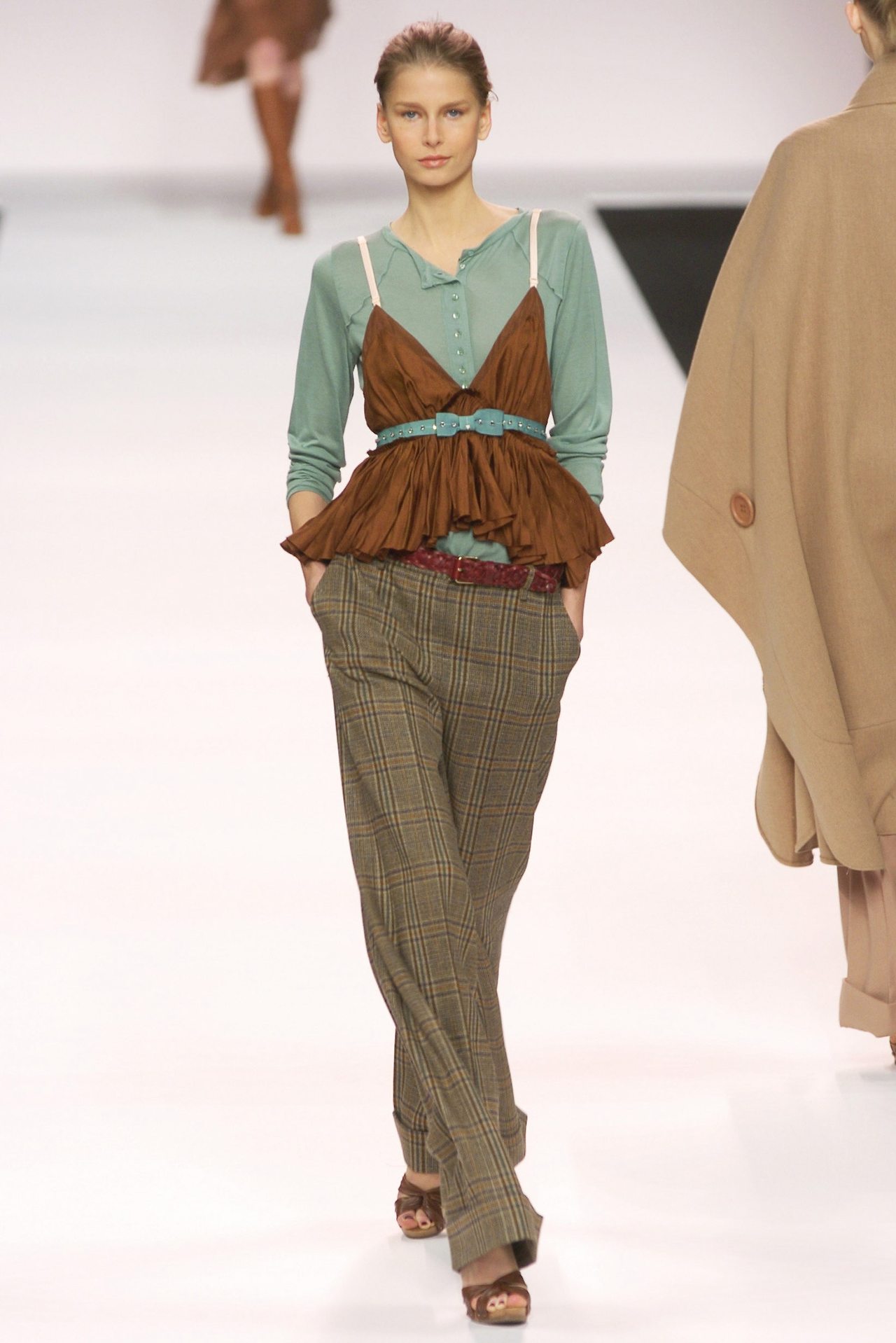 00020h-chloe-fall-2004-ready-to-wear-hana-soukupova.jpg