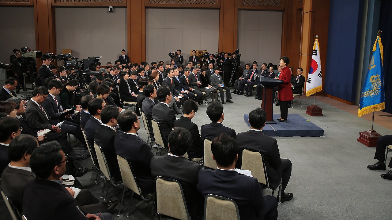 박근혜) 박근혜 대통령이 13일 오전 청와대 춘추관 브리핑룸에서 대국민 담화를 발표하고 있다. 2016.1.13.jpg