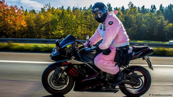 독일클럽_분홍토끼옷입고 오토바이타는 클럽.jpg