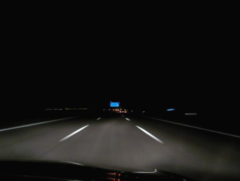 Nachtfahrt-auf-der-Autobahn.jpg
