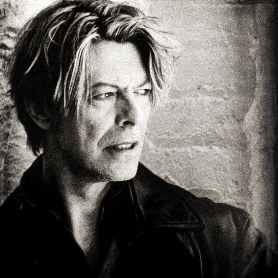 David-Bowie-00s-david-bowie-37030347-900-900.jpg