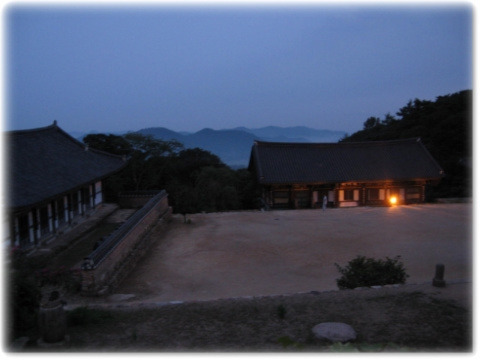 03.야간에 바라본 경내.jpg