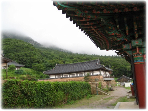 05.비바람이 가신 후 미황사에 낀 구름들.jpg